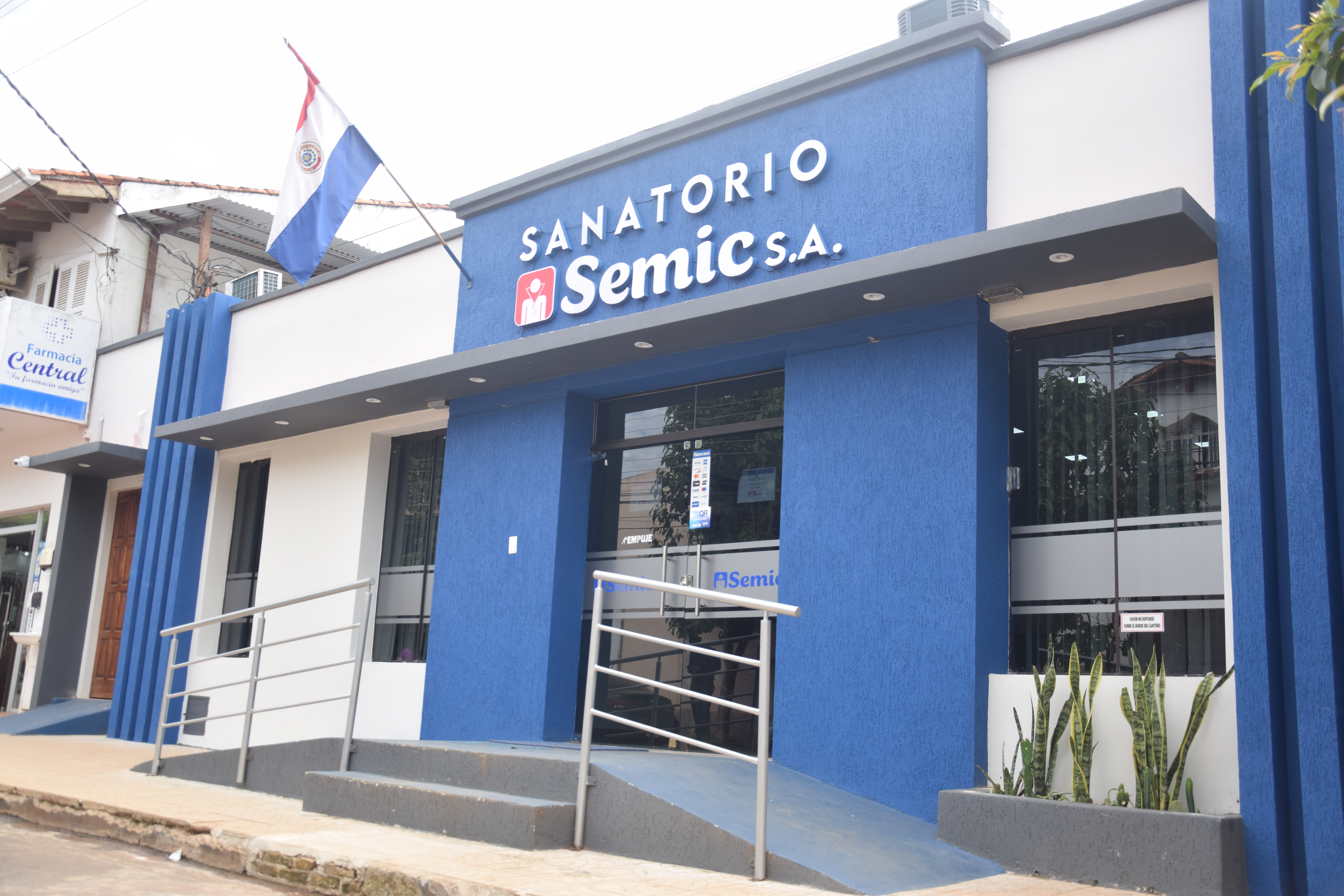 Fachada del Sanatorio SEMIC en Caazapá